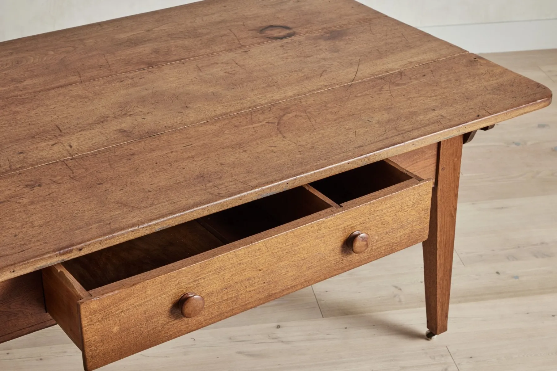 Early American Side Table*VINTAGE Outlet