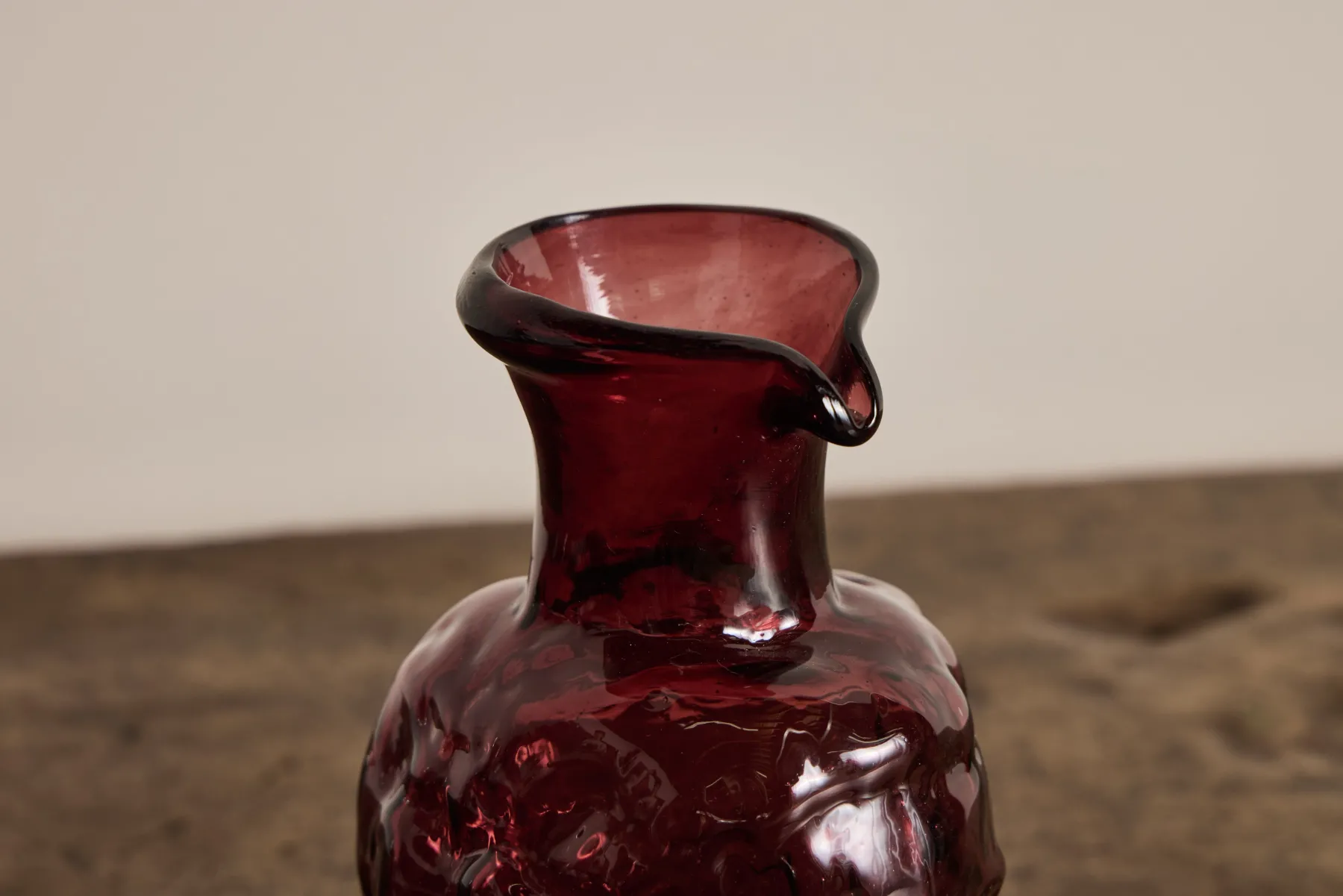Roma Avec Bec Vase in Framboise*LA SOUFFLERIE New