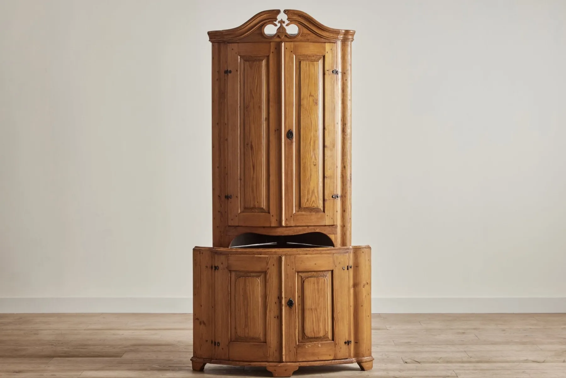 Swedish Corner Cabinet*VINTAGE Online