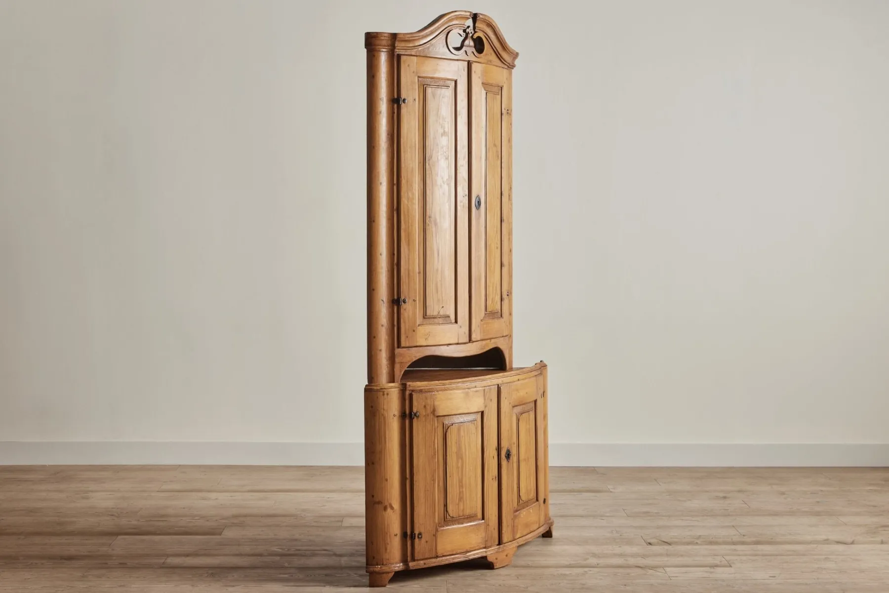 Swedish Corner Cabinet*VINTAGE Online