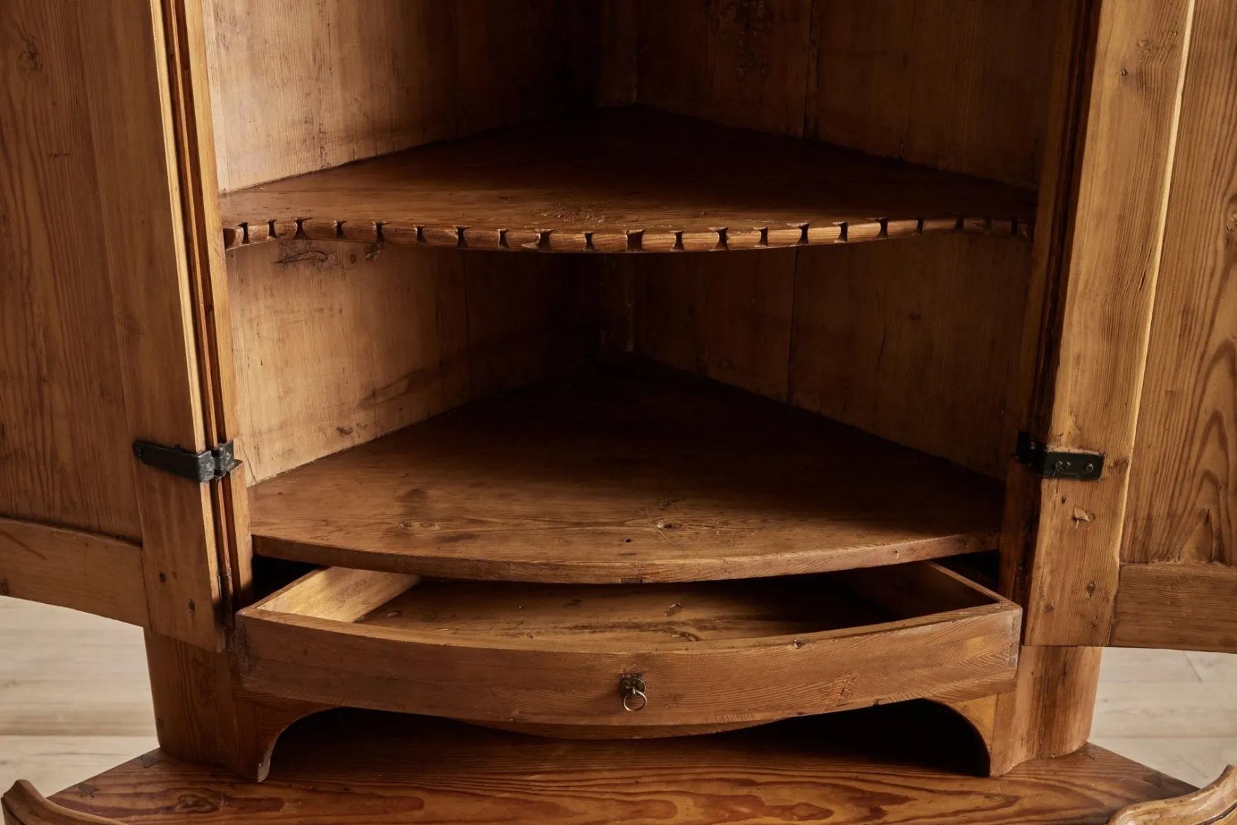 Swedish Corner Cabinet*VINTAGE Online