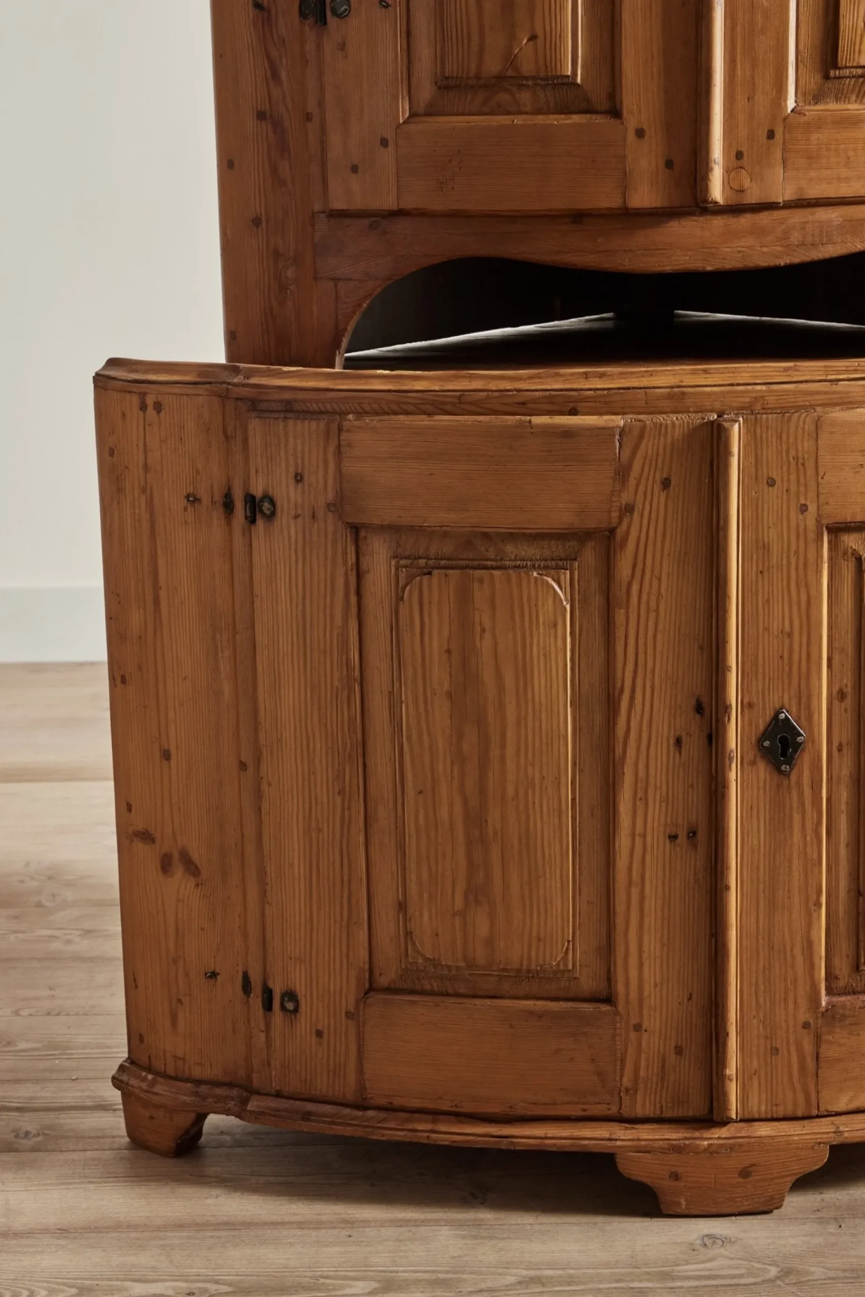 Swedish Corner Cabinet*VINTAGE Online
