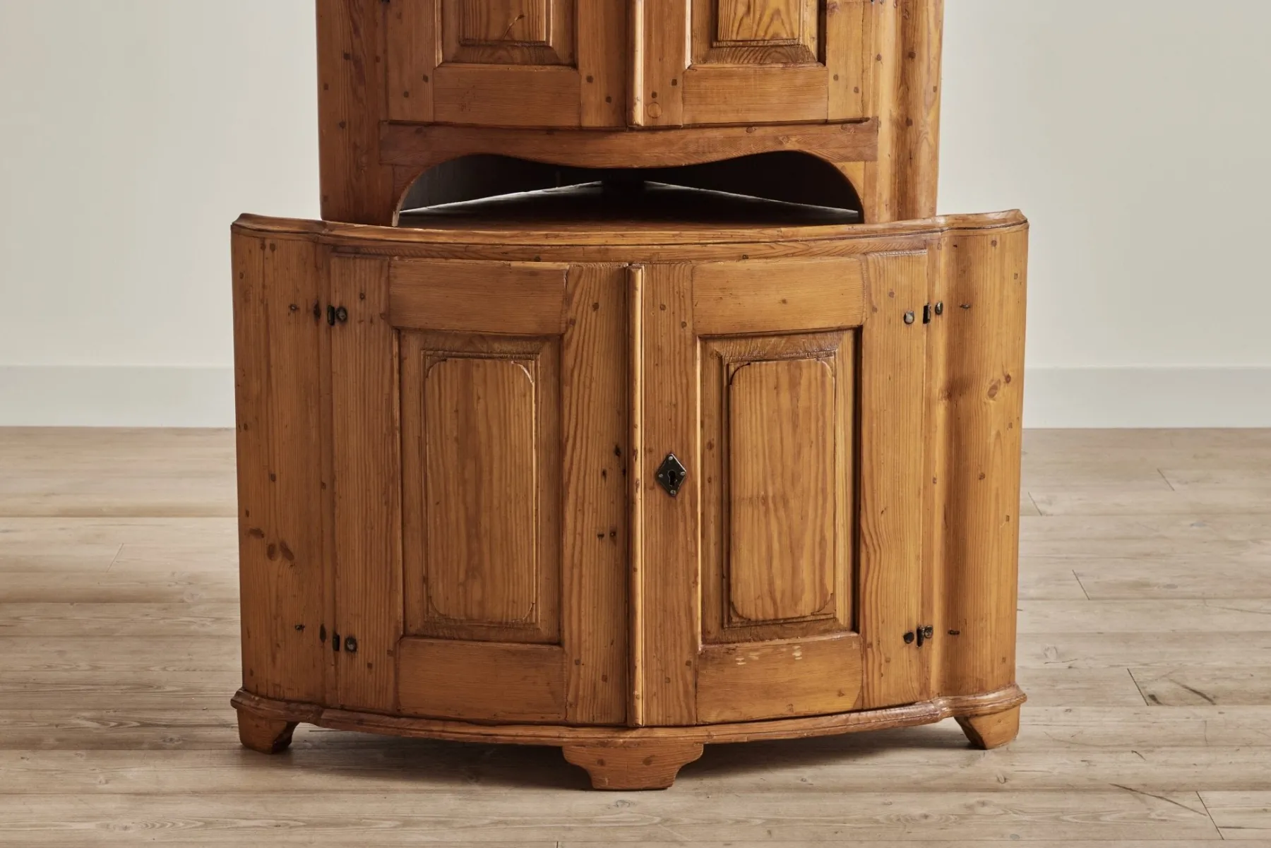 Swedish Corner Cabinet*VINTAGE Online